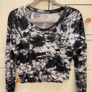 T2 Love girls size 14 (but fits women’s small) marble-colored long sleeve shirt